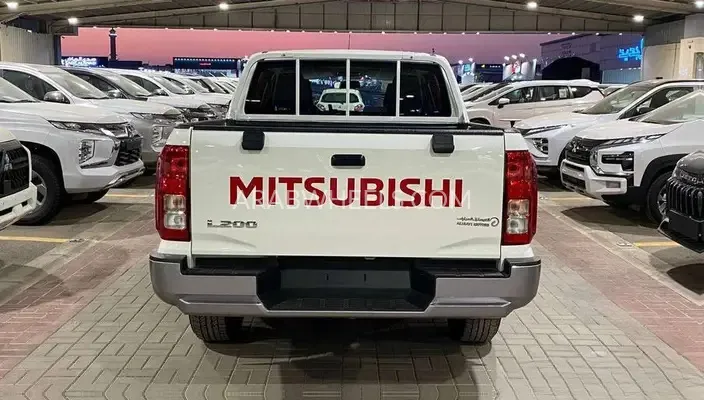 ميتسوبيشي L200 2024 for Sale in الرياض Image-11