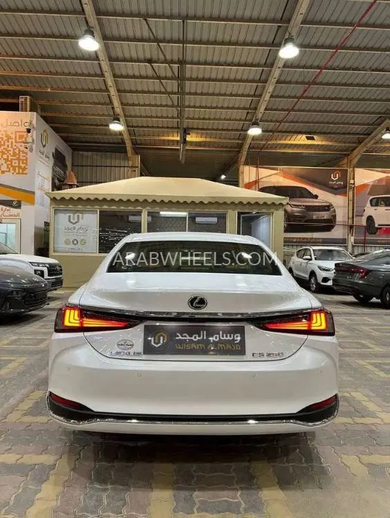 لكزس ES 2025 for Sale in الرياض Image-6