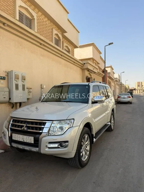ميتسوبيشي باجيرو 2017 for Sale in الرياض Image-3