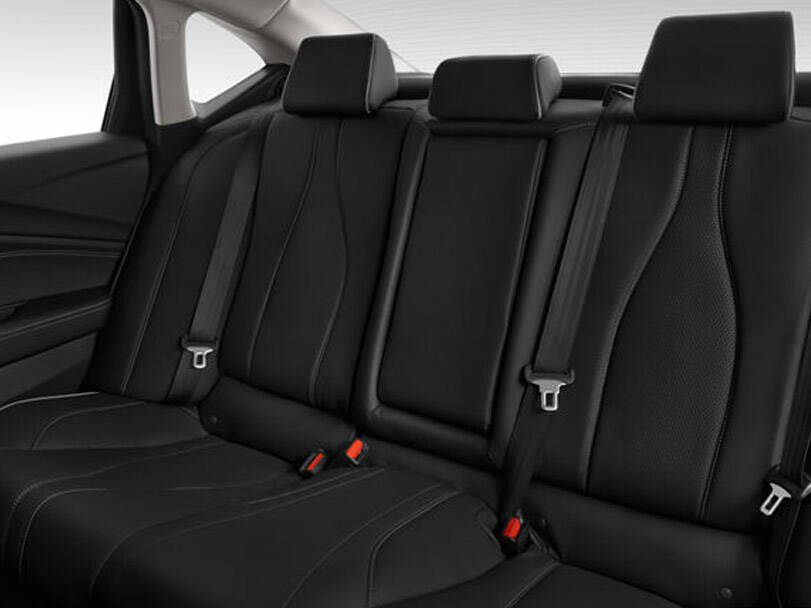أكيورا تي إل إكس 2025 Interior 