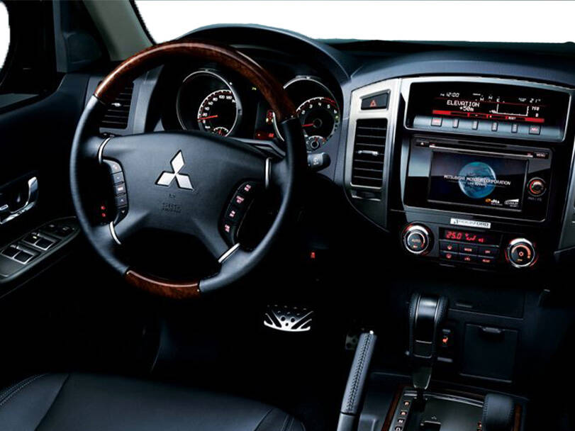 ميتسوبيشي باجيرو Interior 