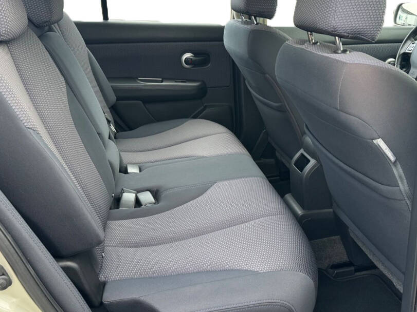 نيسان تيدا الجيل الأول (C11) Interior 