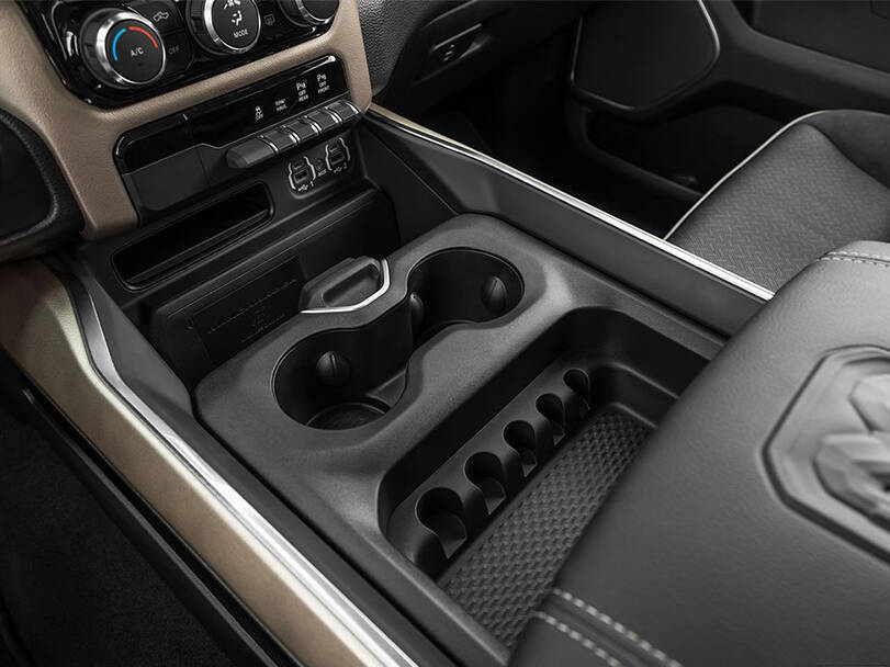 رام ١٥٠٠ Interior 