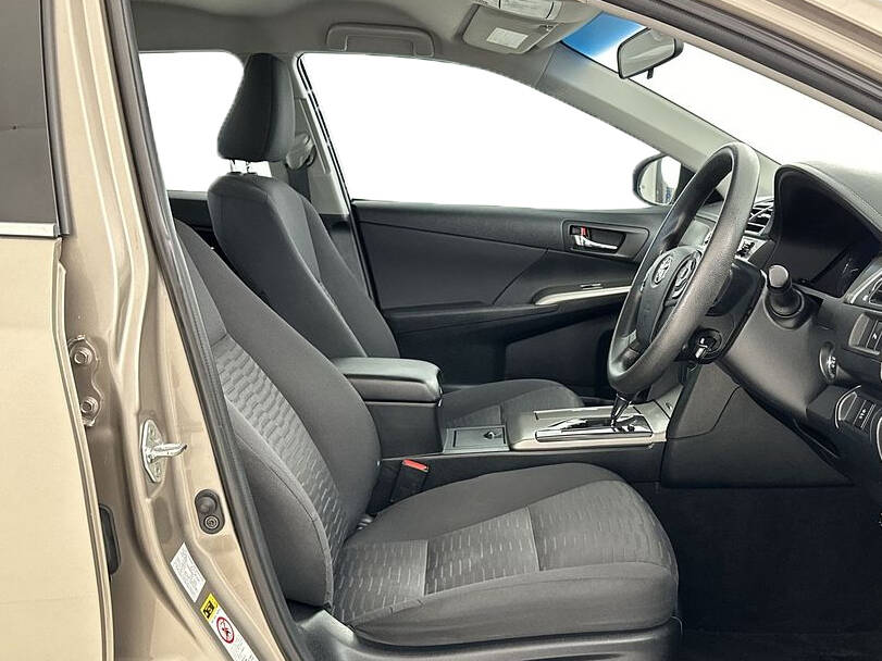 تويوتا أوريون الجيل الأول (XV40) Interior 