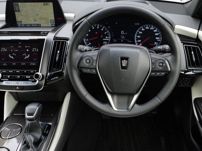 تويوتا كراون الجيل الخامس عشر (S220) Interior 