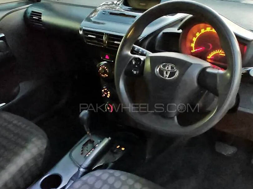 تويوتا آي كيو Interior 