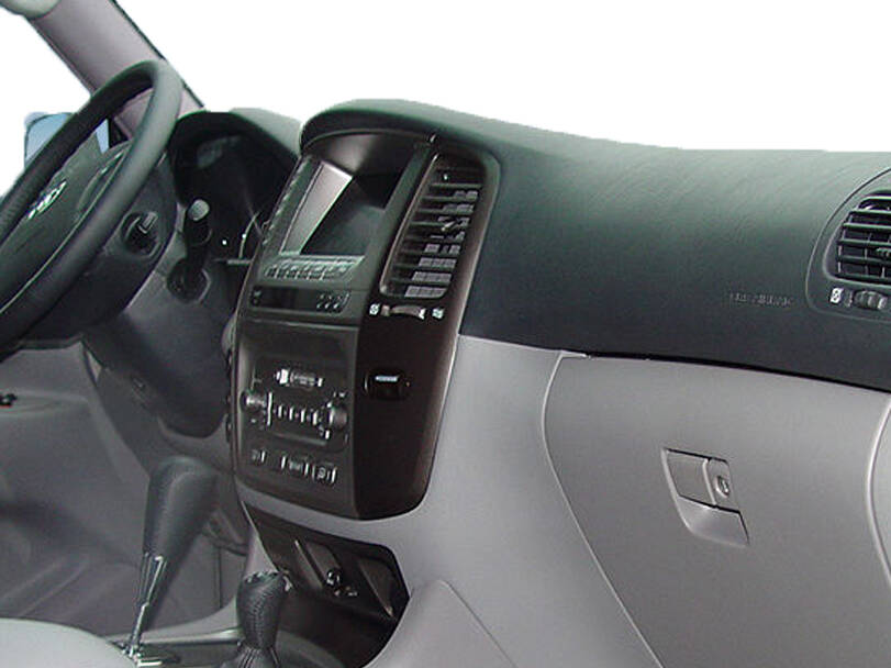 تويوتا لاند كروزر الجيل السادس (J100) Interior 