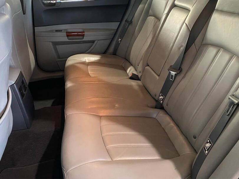 كرايسلر ٣٠٠ الجيل الأول Interior 