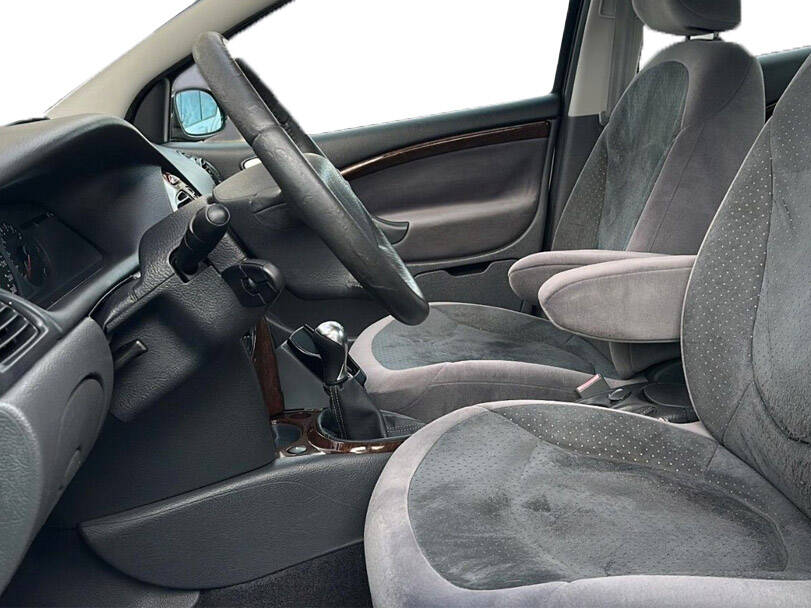 سيتروين سي ٥ الجيل الأول Interior 