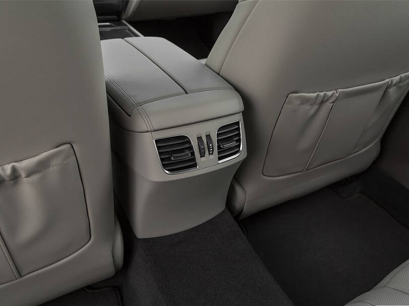 جينيسيس جي ٨٠ Interior 