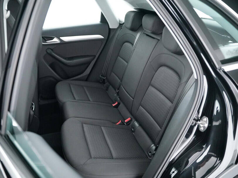 أودي آر إس كيو ٣ الجيل الأول (8U) Interior 