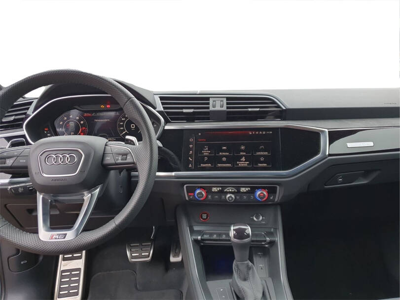أودي آر إس كيو ٣ Interior 