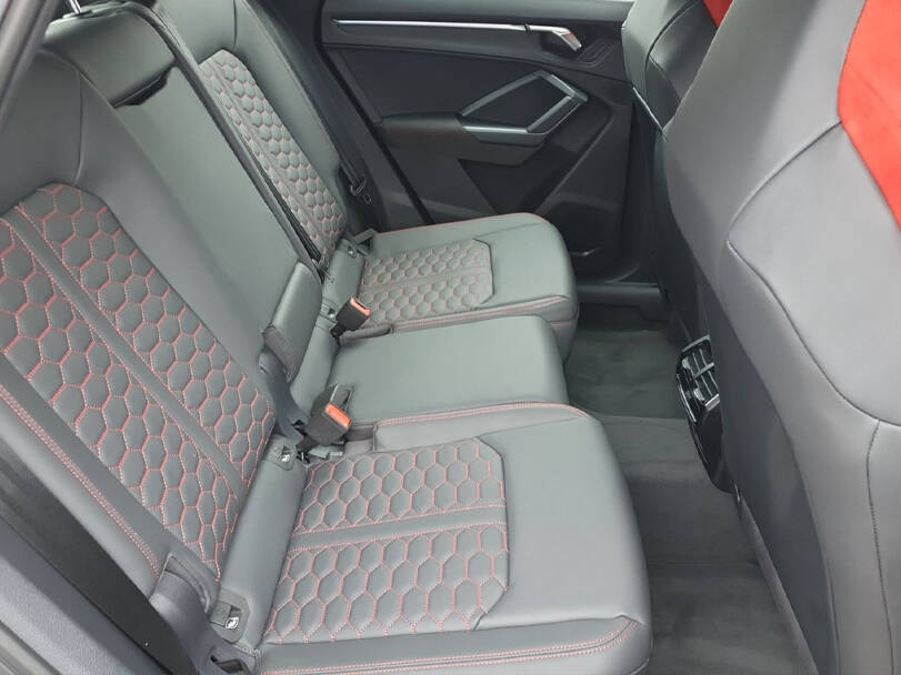 أودي آر إس كيو ٣ Interior 