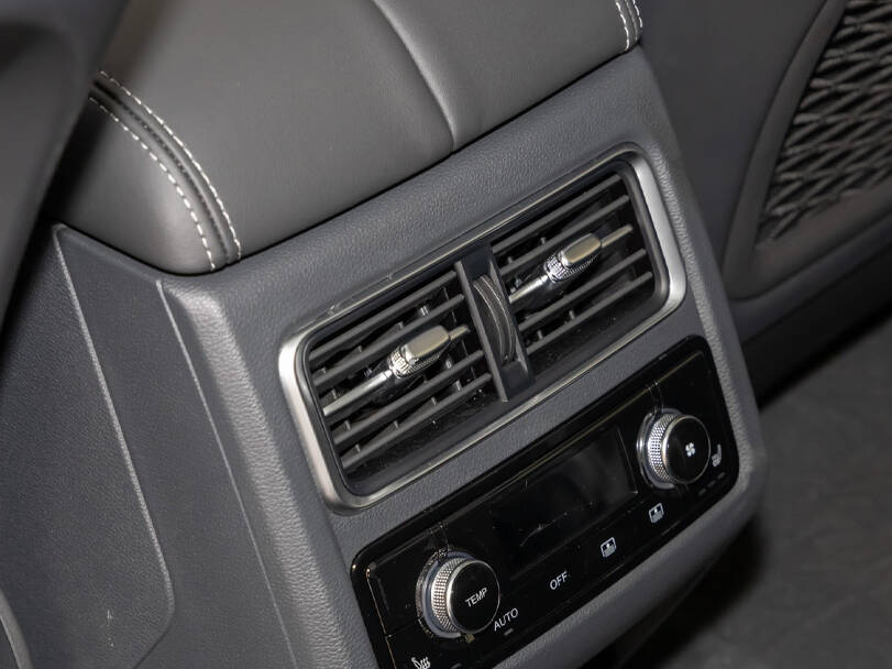 هونغتشي إتش إس ٧ الجيل الأول Interior 