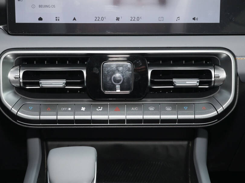 بايك بي جي ٤٠ 2025 Interior 